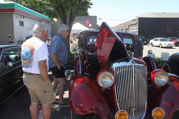 Get a good look at a whole bunch of hot rods