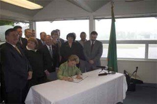 Gov. Chris Gregoire Thursday morning signed legislation creating the Washington Council on Aerospace