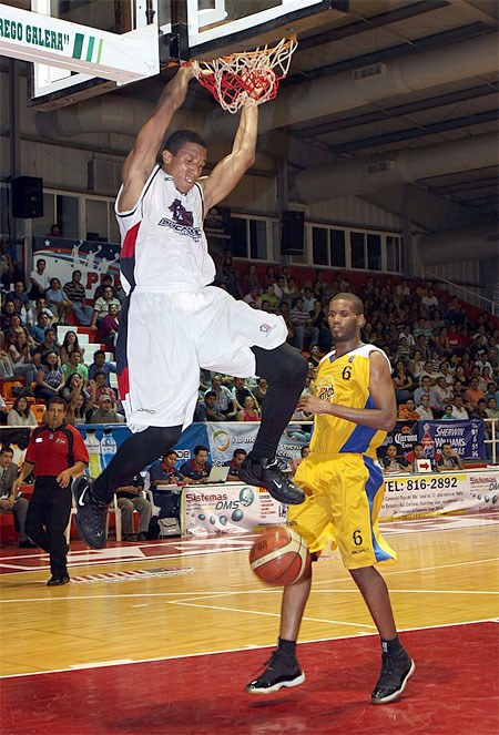 Rashaad Powell dunks in a game while playing for the Campeche Bucaneros in Mexico.