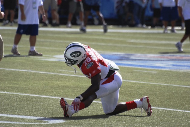 Leon Washington stretching before the 2009 Pro Bowl.