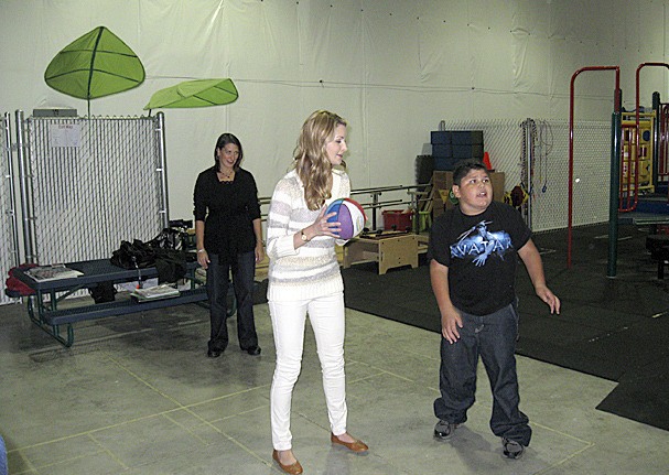 Retired U.S. figure skater Tanith Belbin tries her hand at basketball with help from Christian