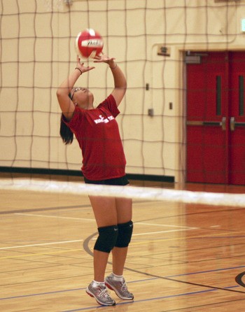 Renton's Aira Jose sets in practice.