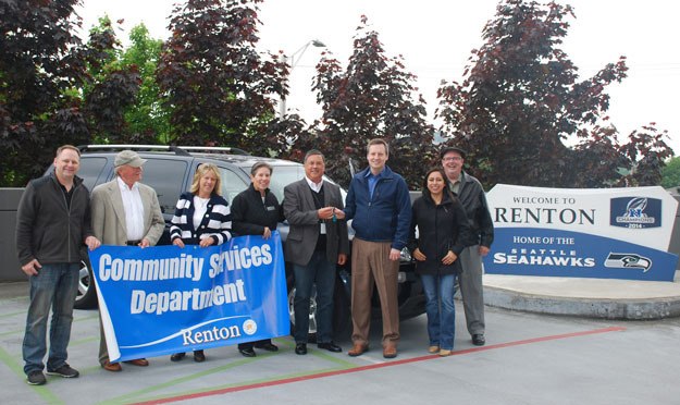 County Councilmember Dave Upthegrove hands over the keys to a retired King County vanpool van to Renton Mayor Denis Law.