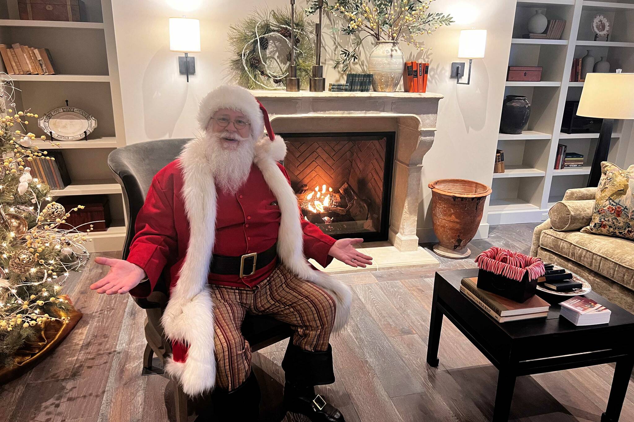 Santa Claus greets guests at the Weatherly Inn lobby. (Cameron Sheppard/Sound Publishing, Inc.)