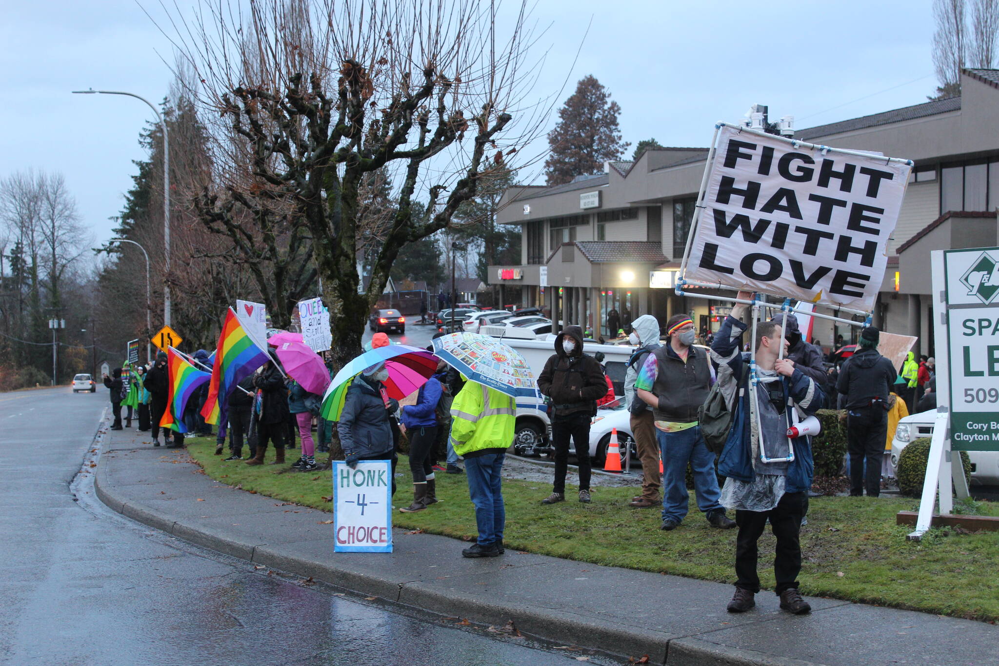 Photo by Bailey Jo Josie/Sound Publishing.
To help ease traffic through the parking lot, counter-protesters moved their signs to the sidewalk on Benson Road.