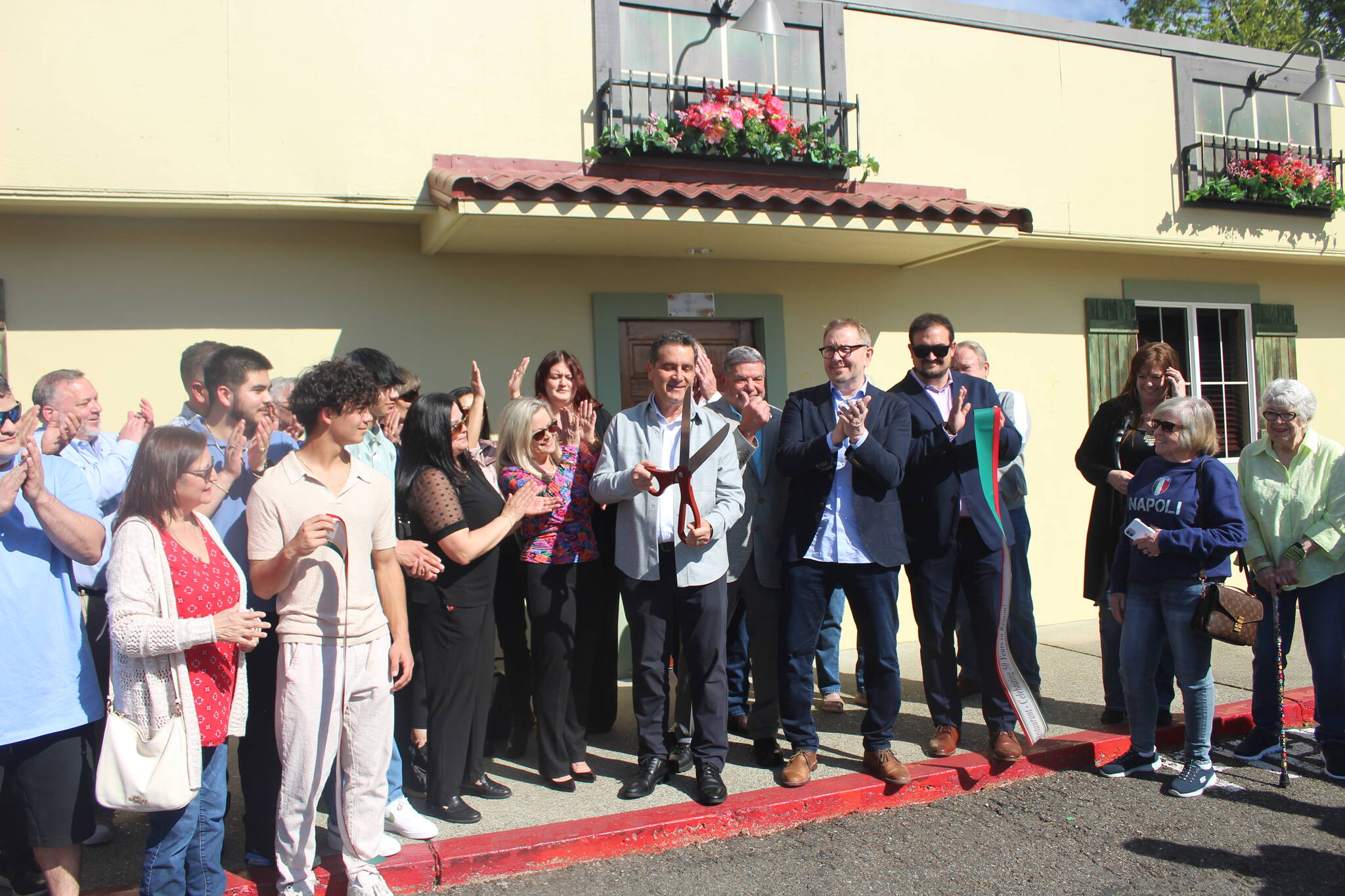 Vince Mottola Jr. cuts the ribbon for the 50th anniversary of Vince’s Italian Restaurant and Pizzeria on Sunset Boulevard in Renton. Photo by Bailey Jo Josie/Sound Publishing