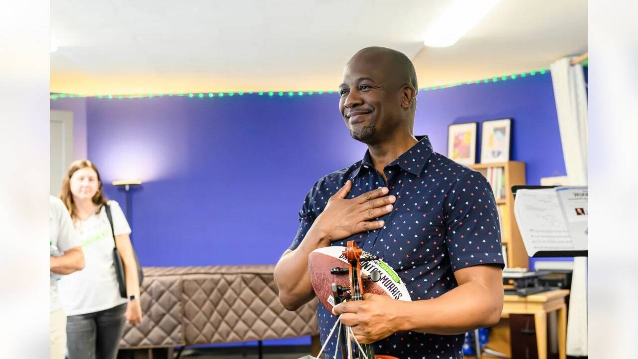 Dr. Quinton Morris receives the Delta Community Captain award from the Seattle Seahawks and Delta Air Lines. Photo by Edwin Hooper/Seattle Seahawks