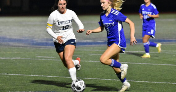 Patriots sophomore Addie Struer takes the ball down the field toward the Everett goal. Ben Ray / The Reporter