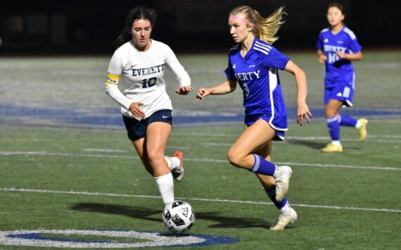 Patriots sophomore Addie Struer takes the ball down the field toward the Everett goal. Ben Ray / The Reporter