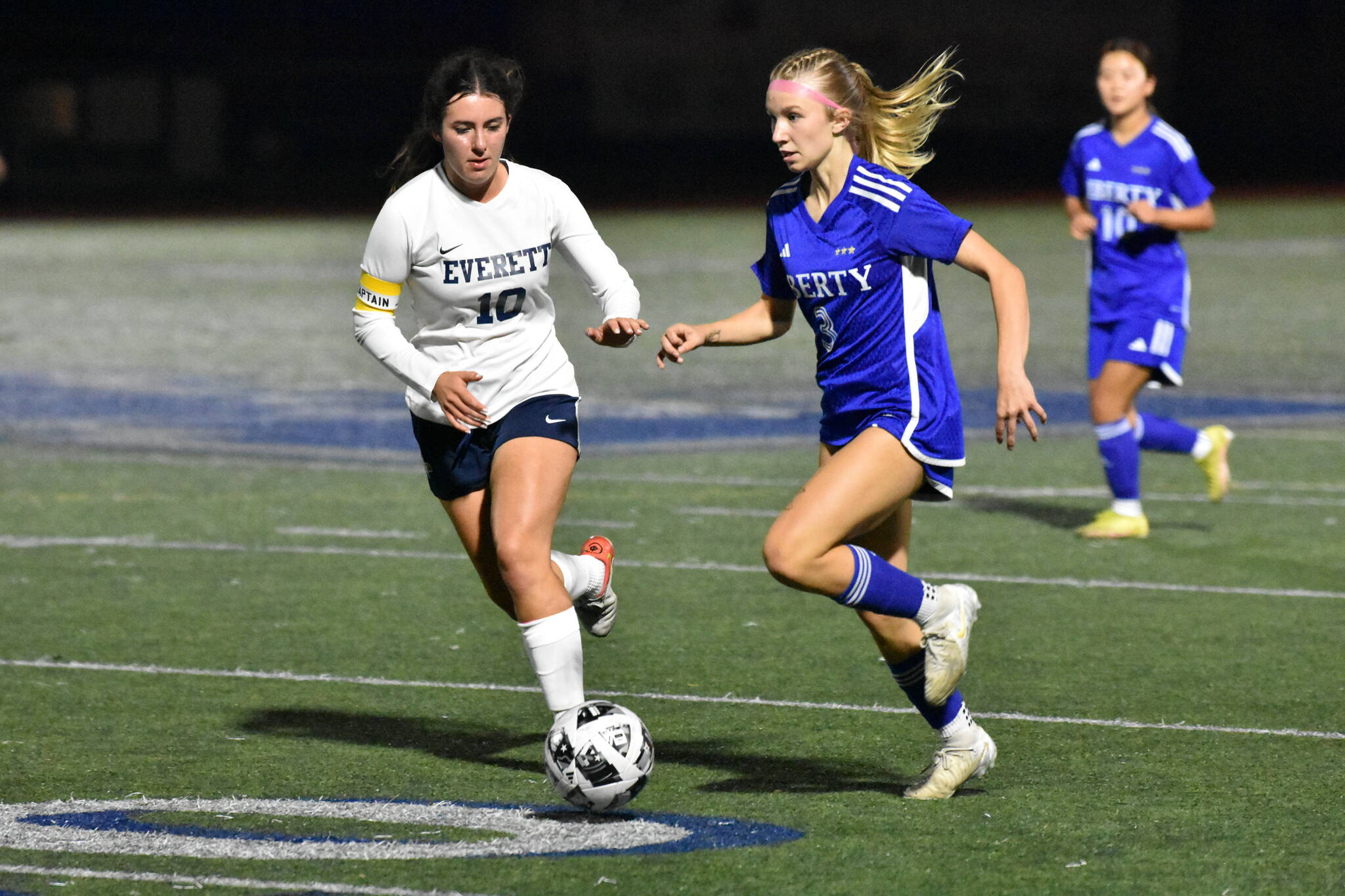 Patriots sophomore Addie Struer takes the ball down the field toward the Everett goal. Ben Ray / The Reporter