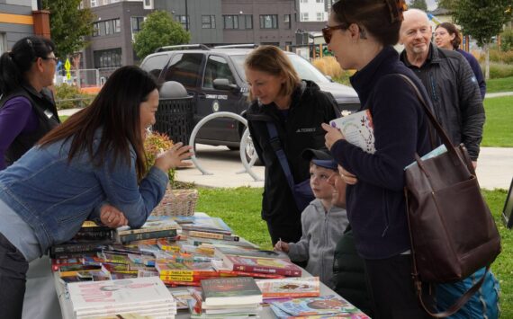 Families picking out free books from the King County Library System. Photo by Joshua Solorzano/The Reporter