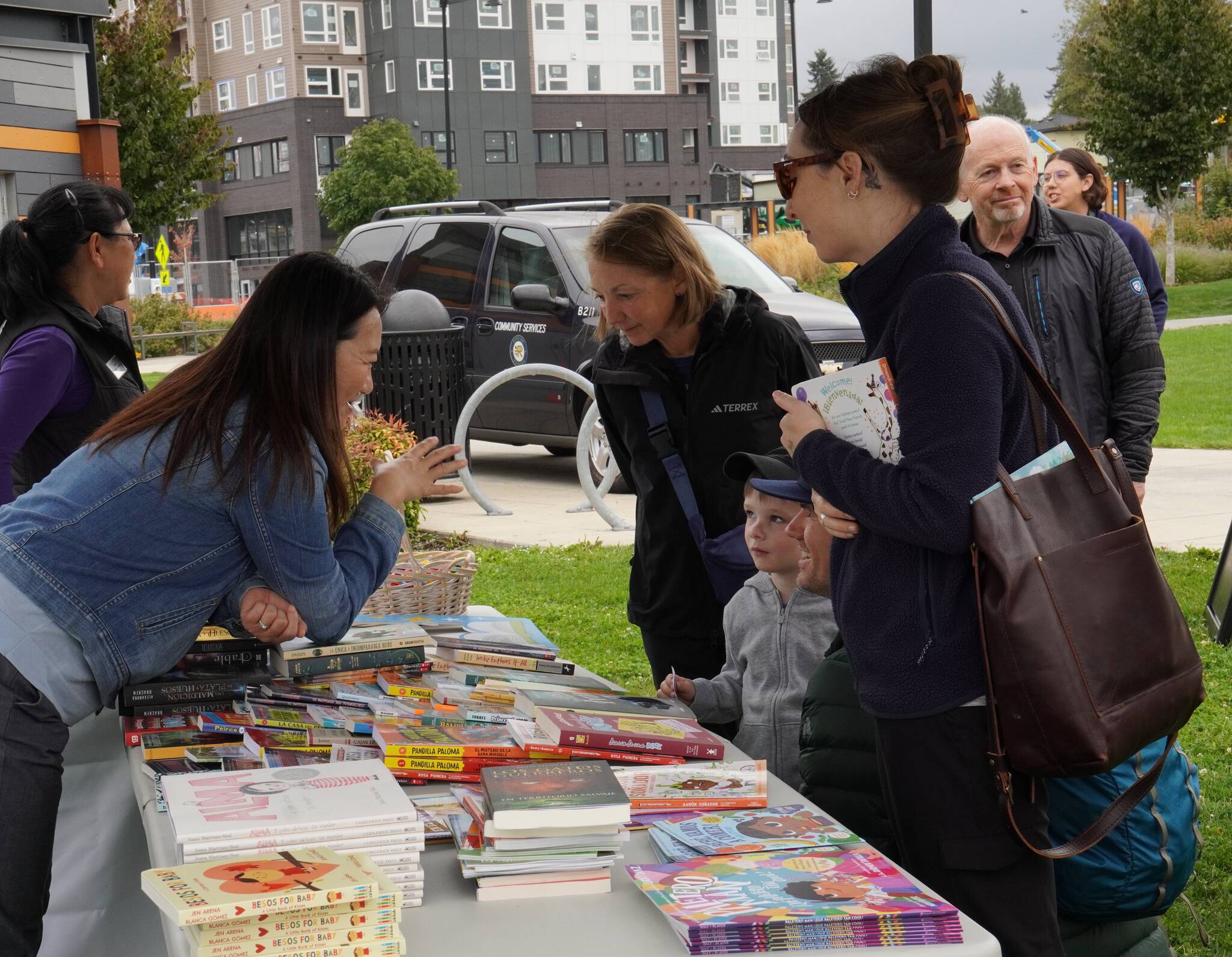 Families picking out free books from the King County Library System. Photo by Joshua Solorzano/The Reporter