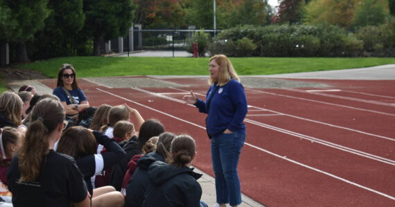 Former USWNT player Lori Henry talks with South Kitsap players. Ben Ray / The Reporter