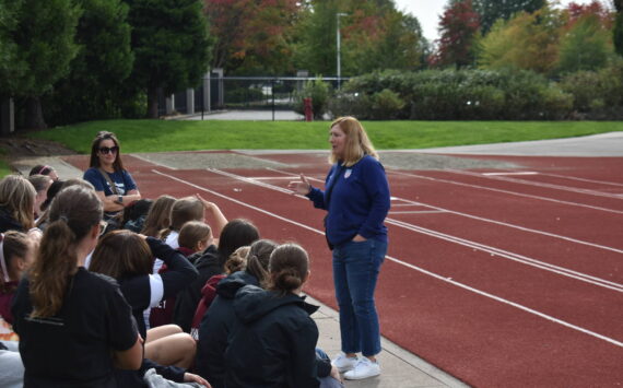 Former USWNT player Lori Henry talks with South Kitsap players. Ben Ray / The Reporter