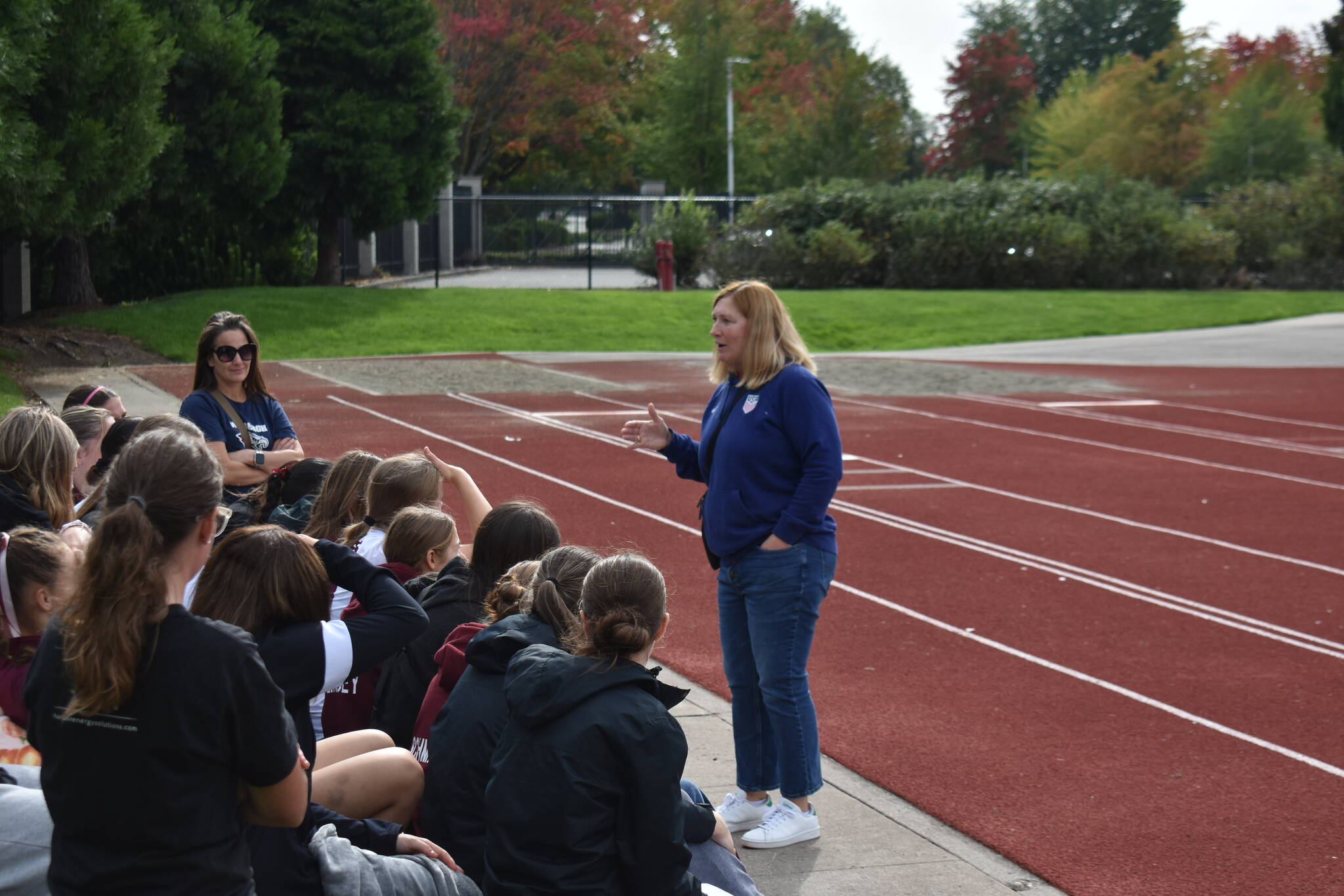 Former USWNT player Lori Henry talks with South Kitsap players. Ben Ray / The Reporter