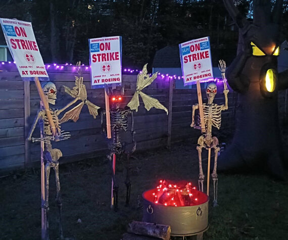 Halloween decorations in Covington support the Boeing strike. (Photo by Bailey Jo Josie/Sound Publishing)