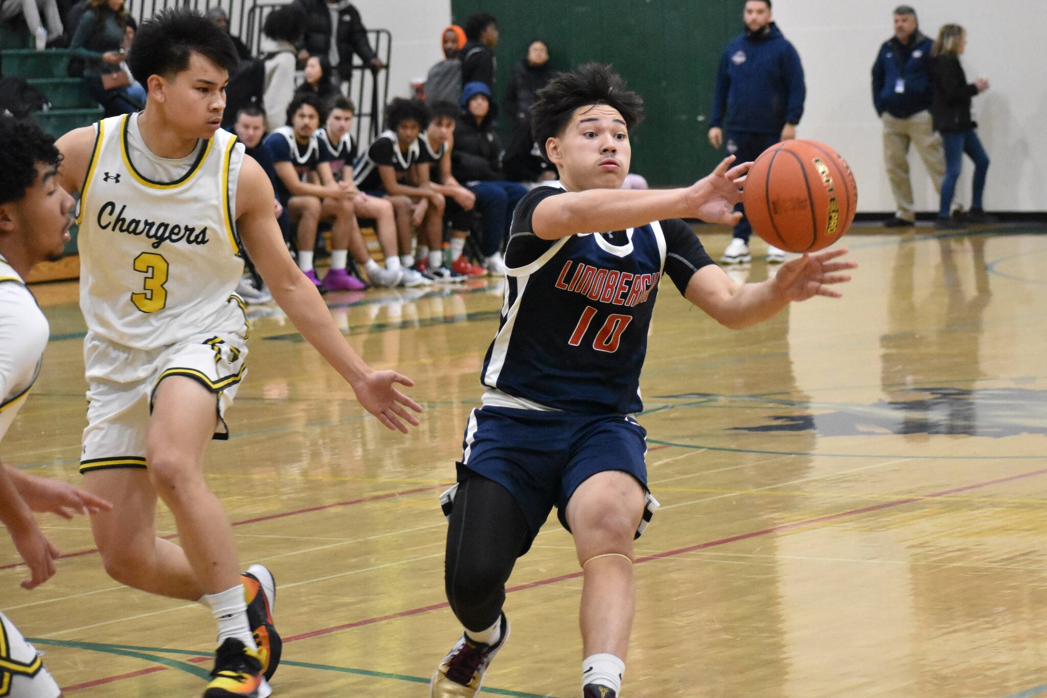 Sophomore Trinidad Valentino English makes a pass to a teammate against Kentridge. Ben Ray / The Reporter